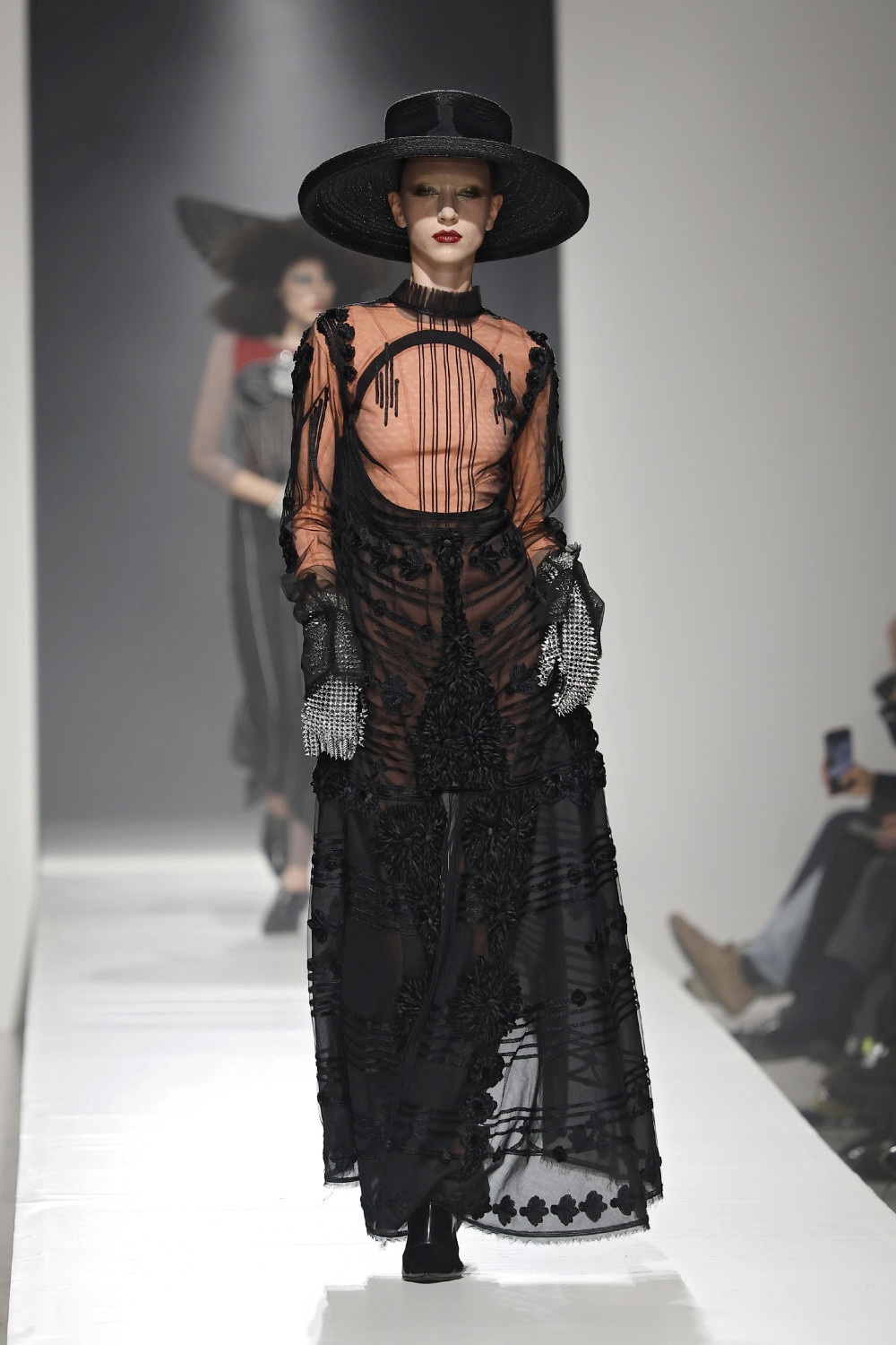 Junya Watanabe crea un universo maximalista para SS27