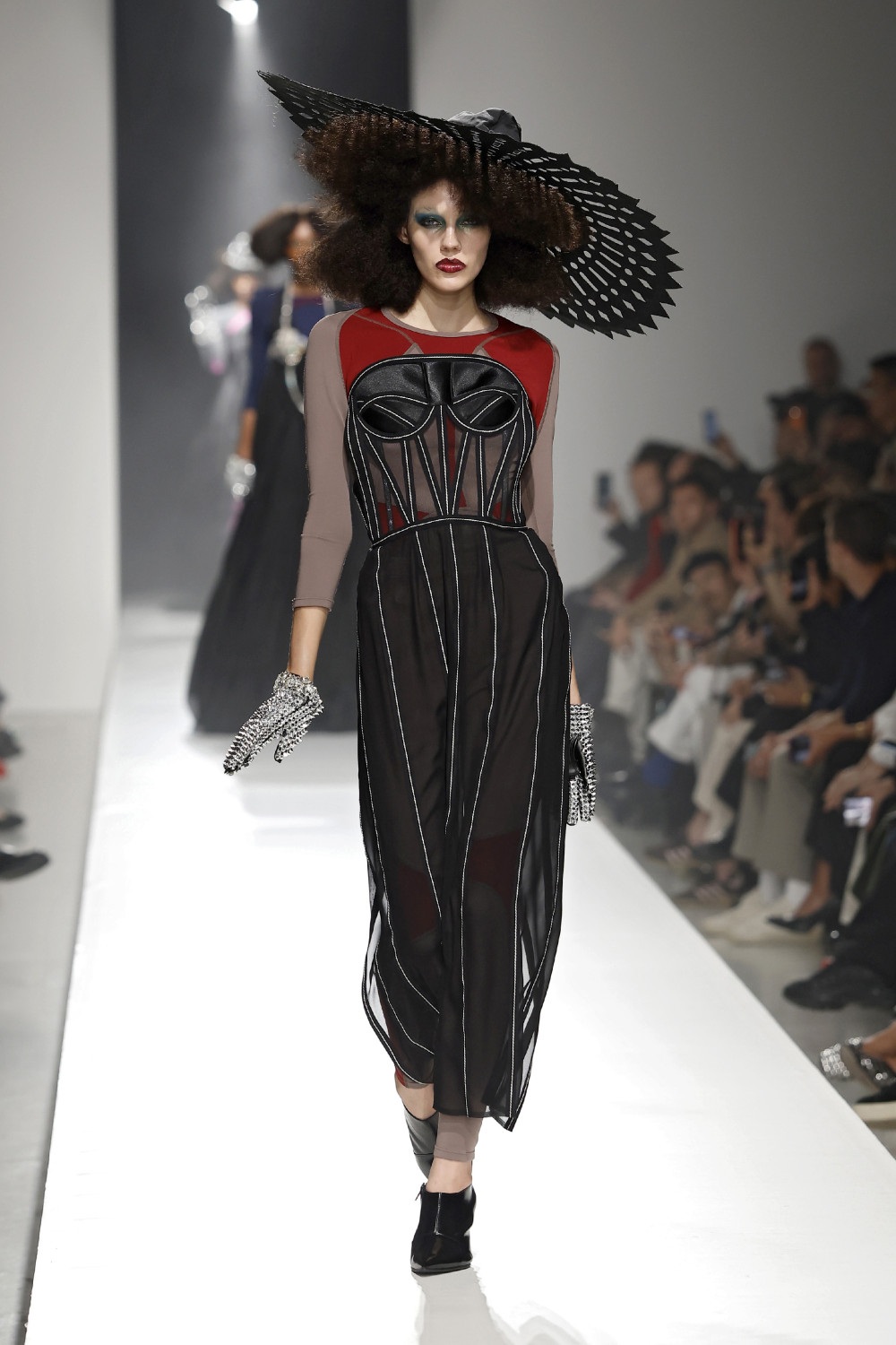 Junya Watanabe crea un universo maximalista para SS27