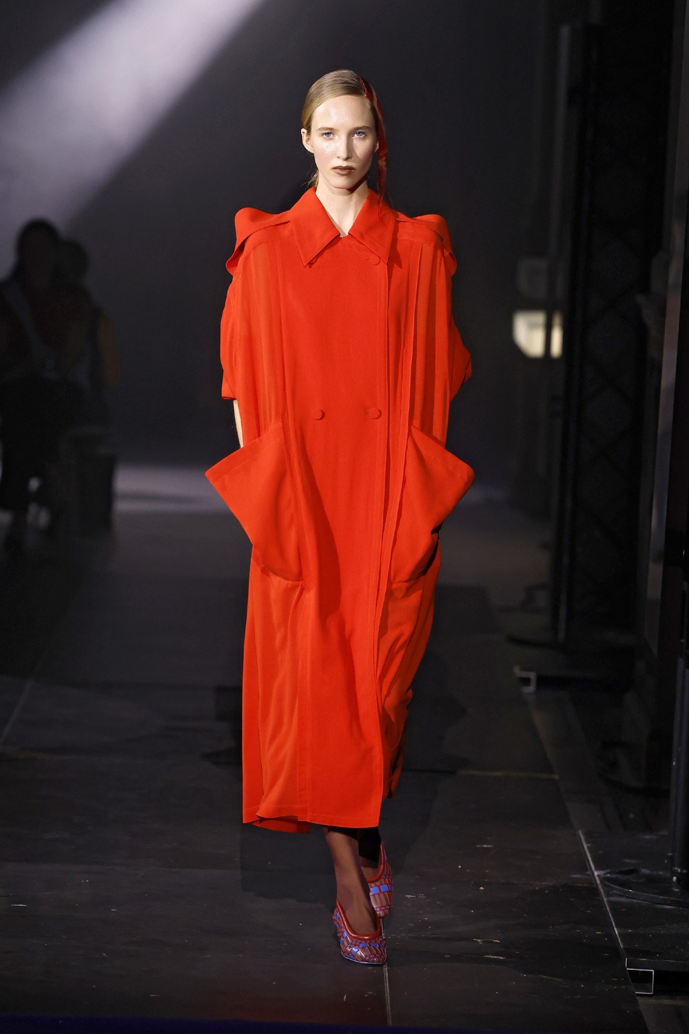 El minimalismo avant de las Fanning en Kiko Kostadinov SS27