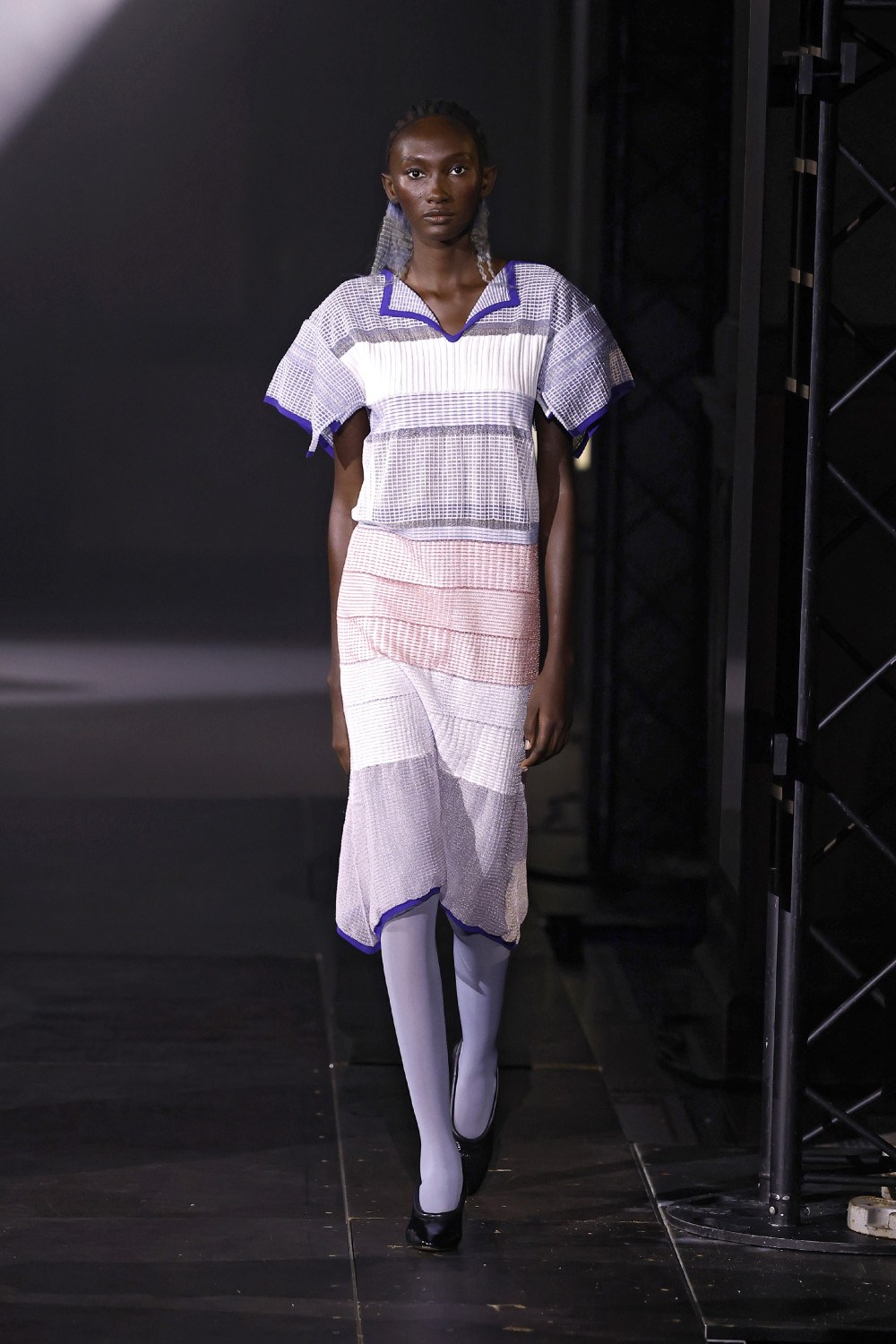 El minimalismo avant de las Fanning en Kiko Kostadinov SS27