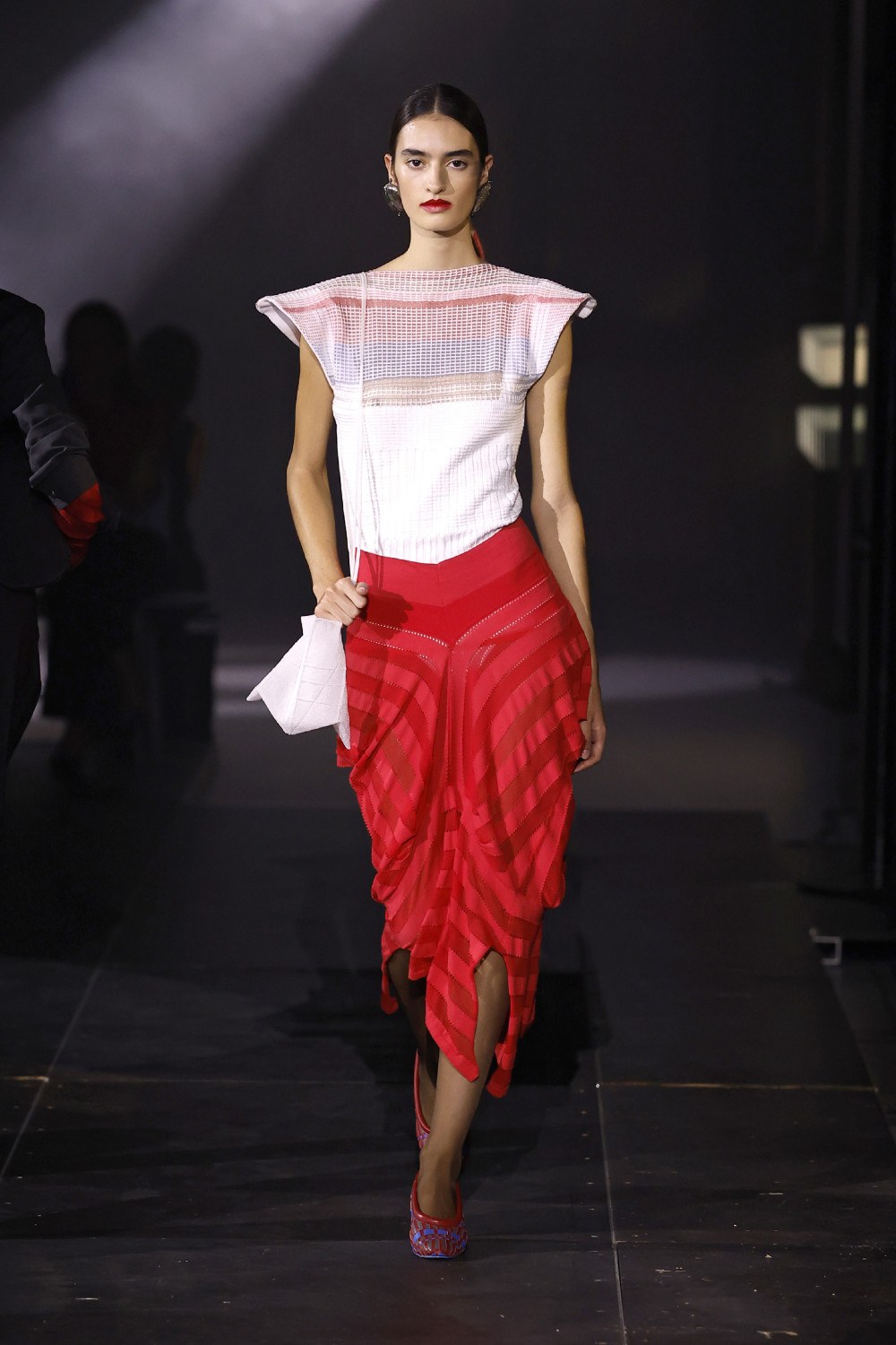 El minimalismo avant de las Fanning en Kiko Kostadinov SS27