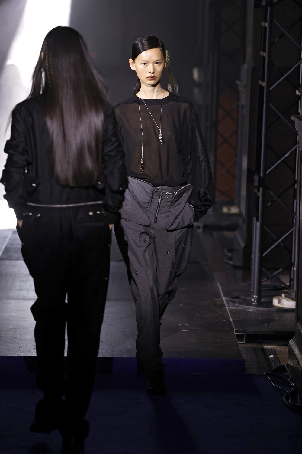 El minimalismo avant de las Fanning en Kiko Kostadinov SS27