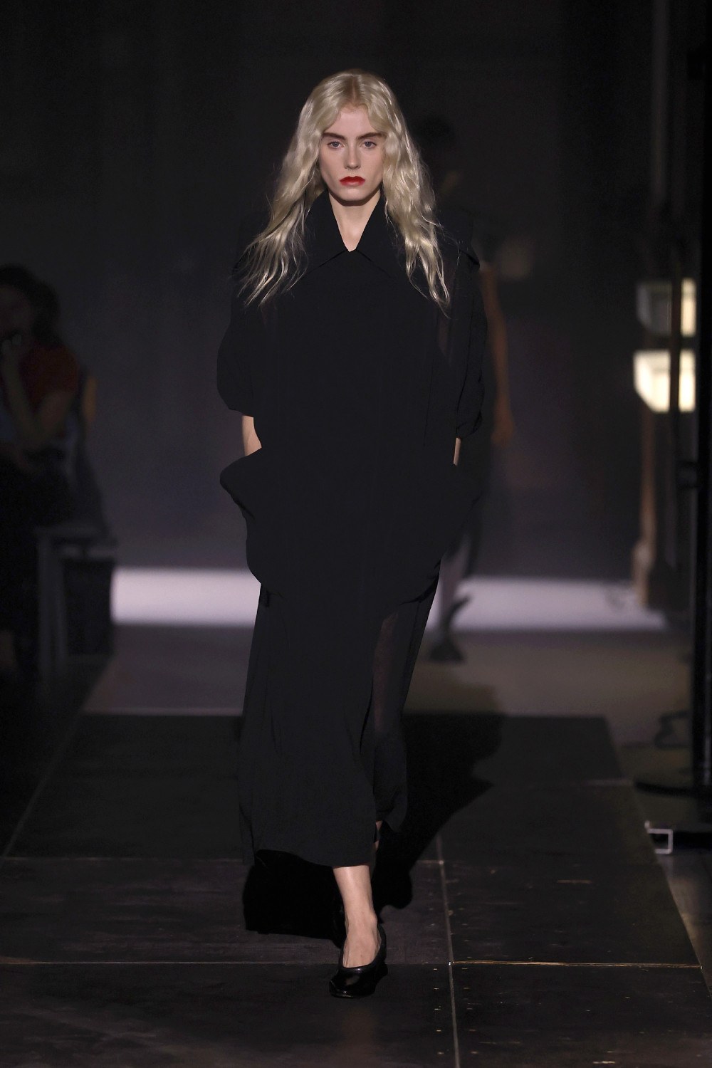 El minimalismo avant de las Fanning en Kiko Kostadinov SS27