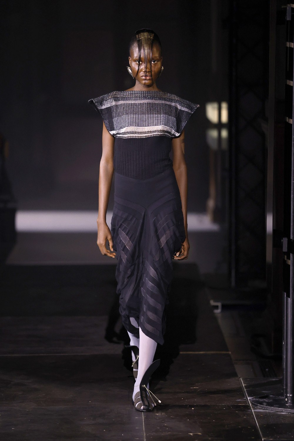 El minimalismo avant de las Fanning en Kiko Kostadinov SS27