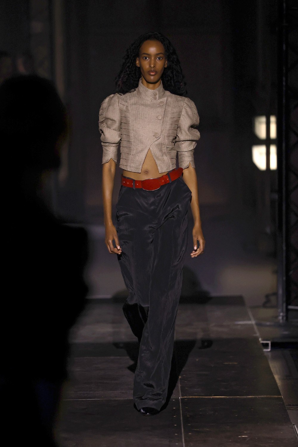 El minimalismo avant de las Fanning en Kiko Kostadinov SS27