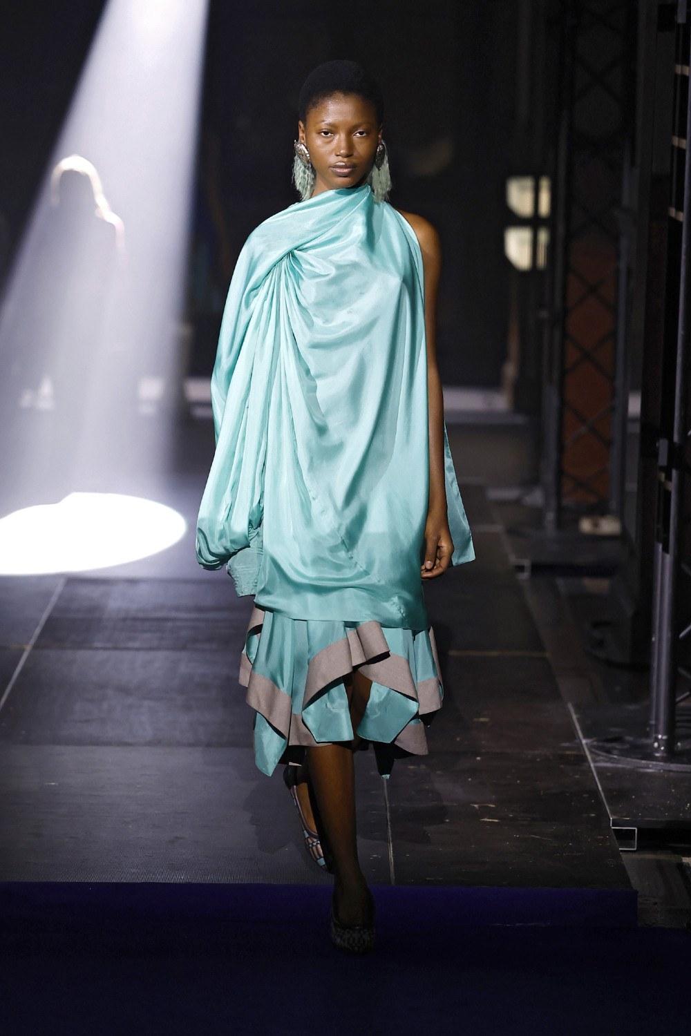 El minimalismo avant de las Fanning en Kiko Kostadinov SS27