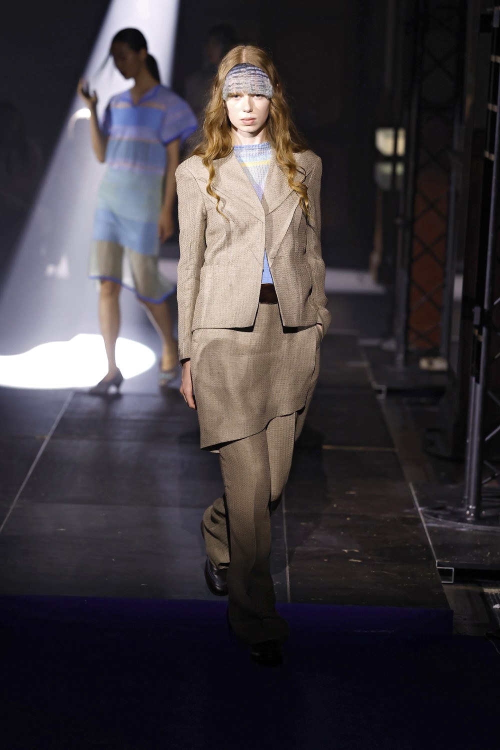 El minimalismo avant de las Fanning en Kiko Kostadinov SS27