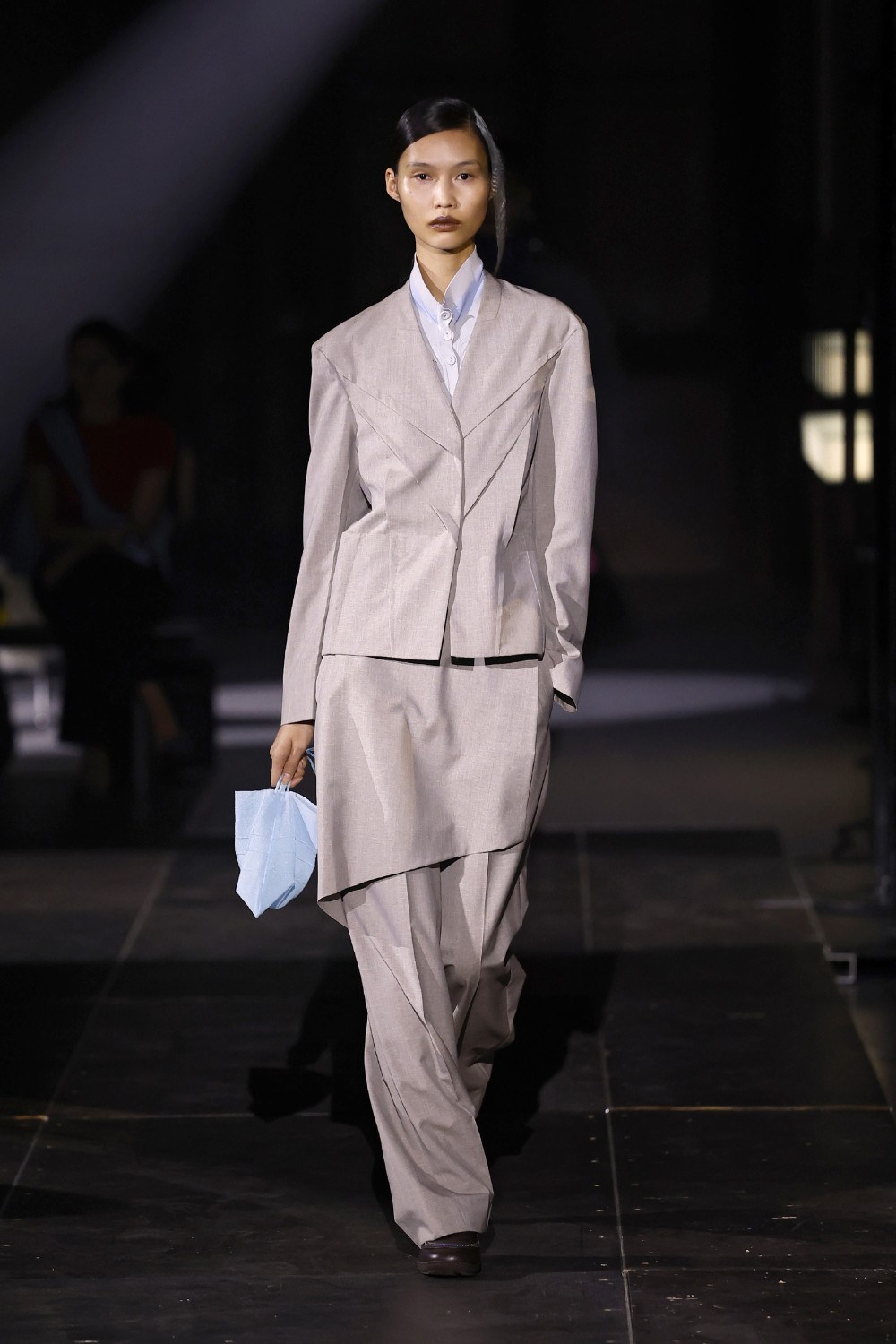 El minimalismo avant de las Fanning en Kiko Kostadinov SS27