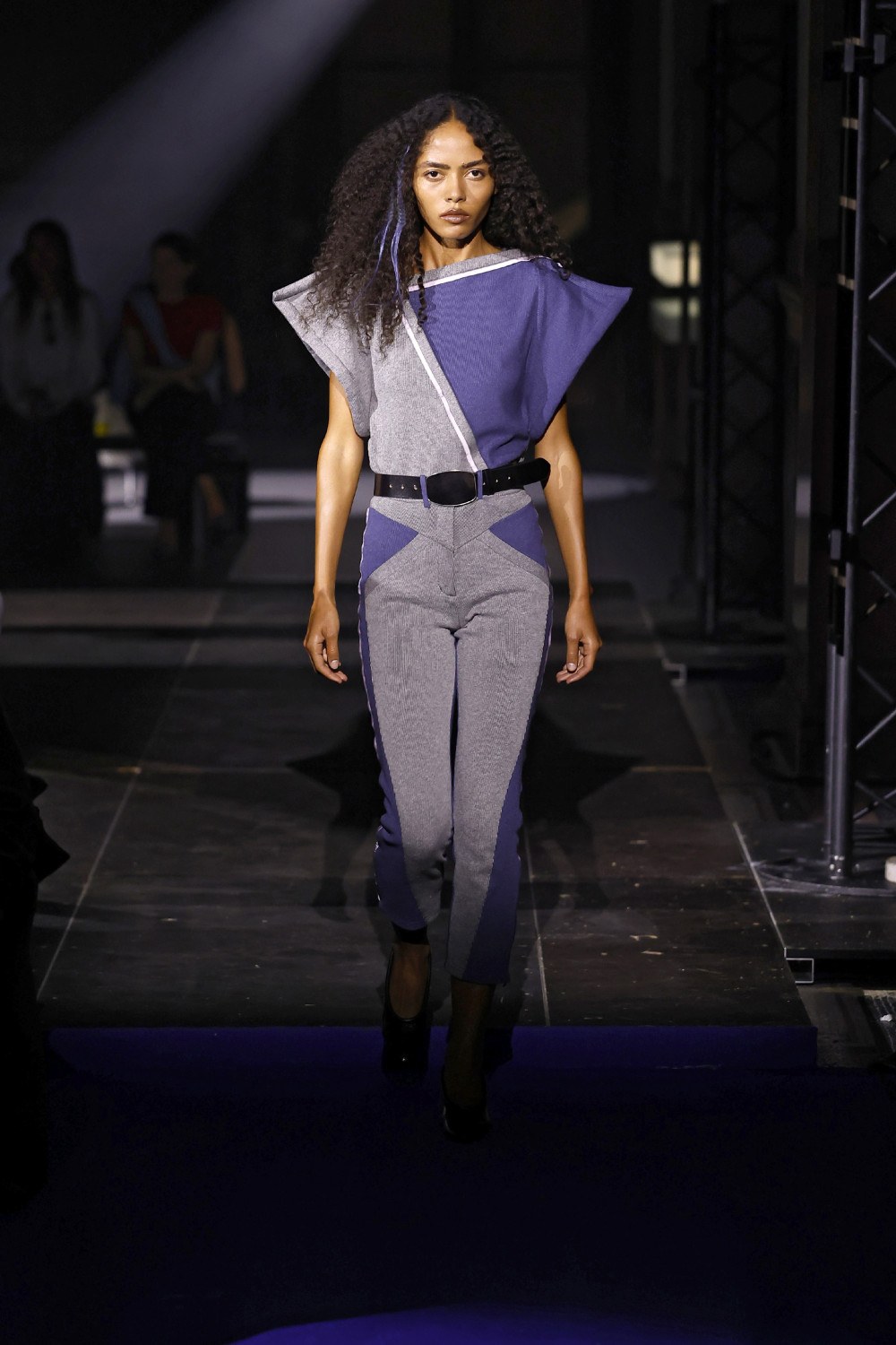 El minimalismo avant de las Fanning en Kiko Kostadinov SS27