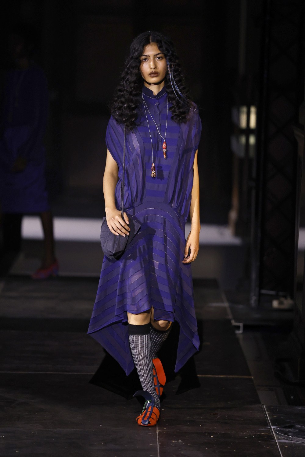 El minimalismo avant de las Fanning en Kiko Kostadinov SS27