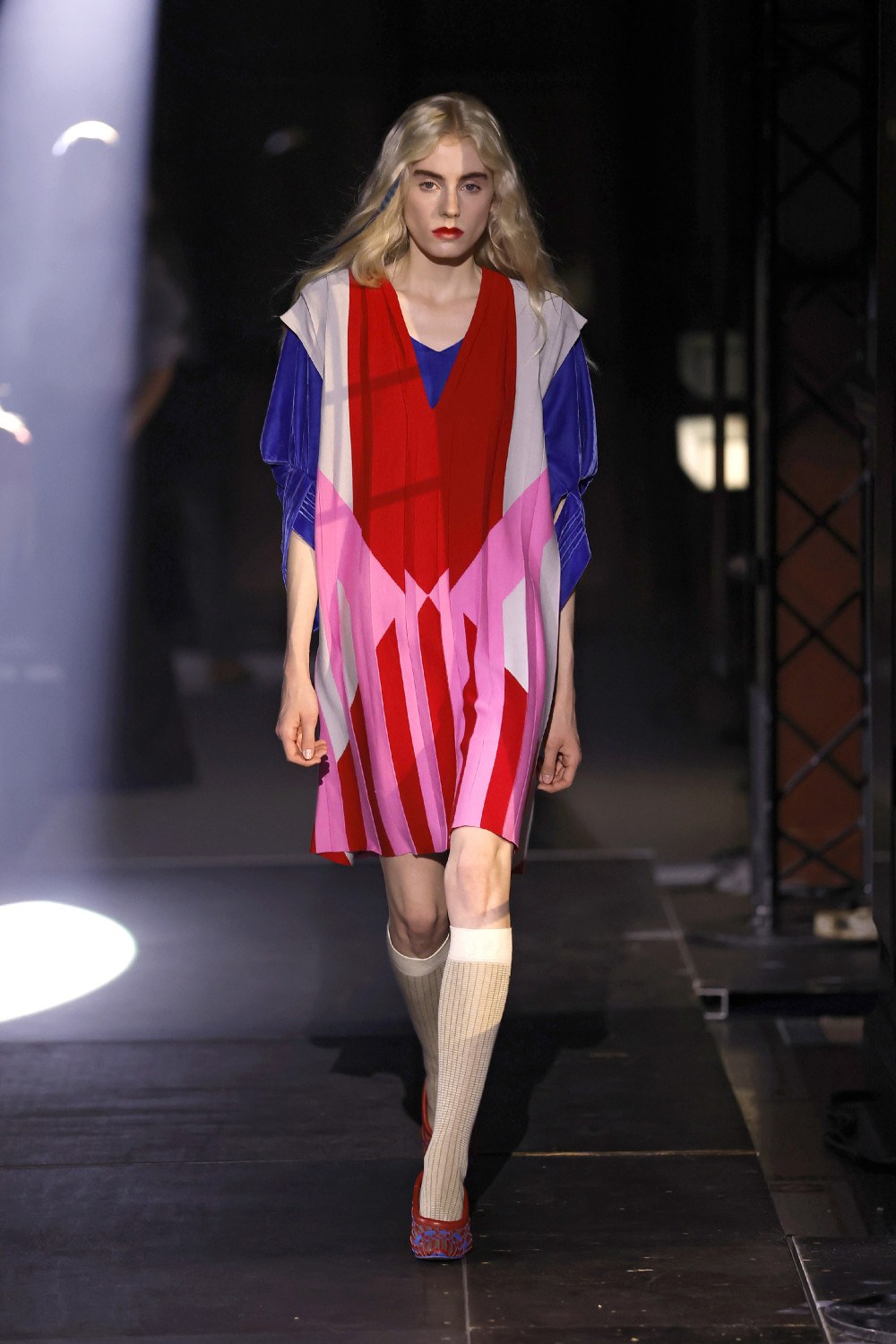 El minimalismo avant de las Fanning en Kiko Kostadinov SS27