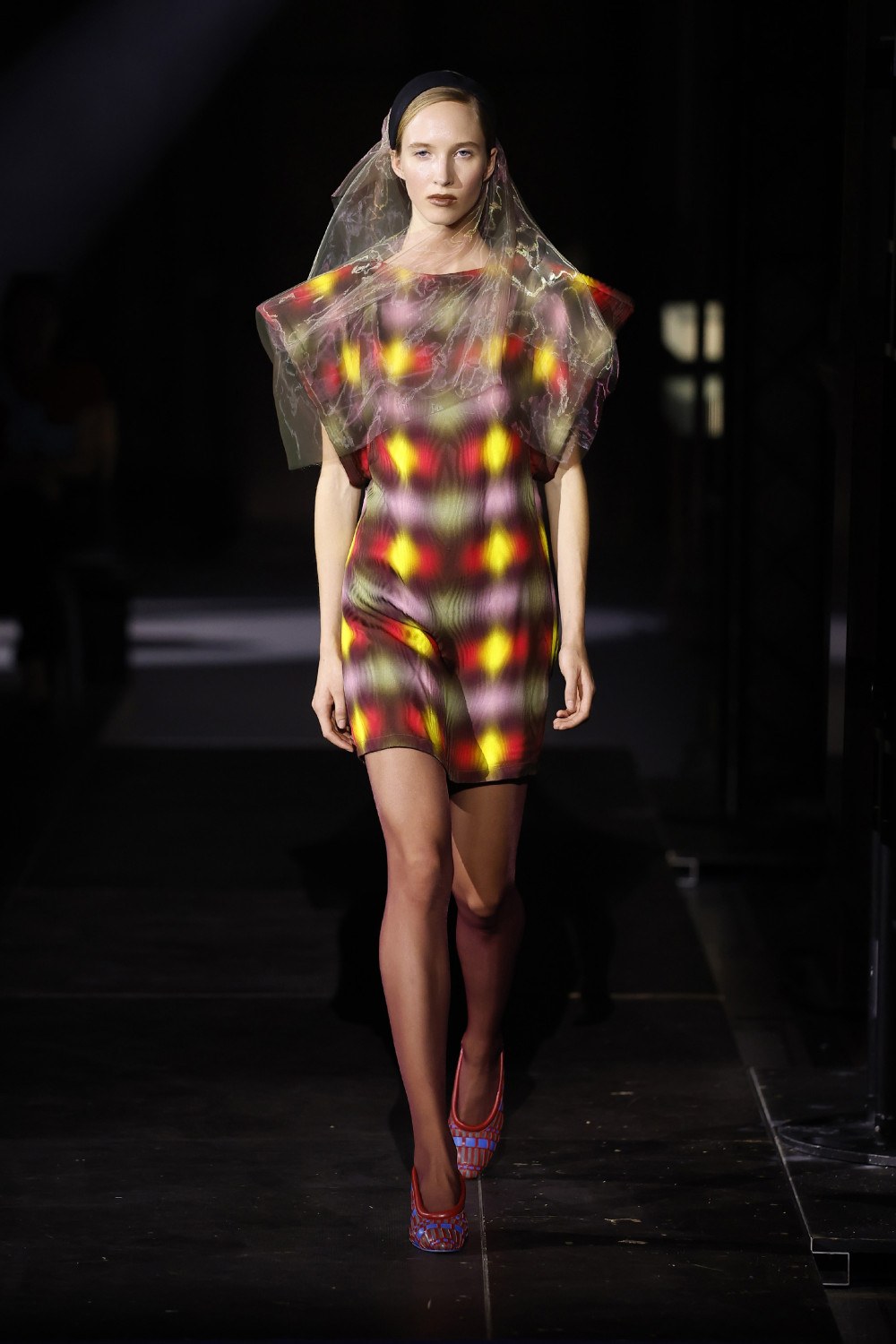 El minimalismo avant de las Fanning en Kiko Kostadinov SS27