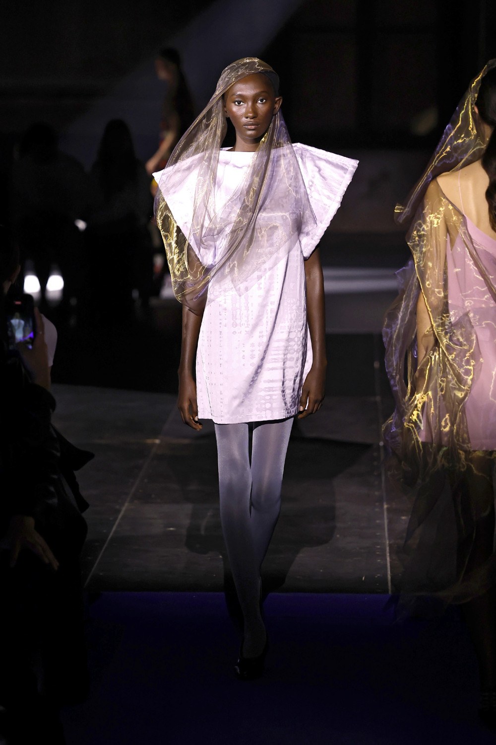 El minimalismo avant de las Fanning en Kiko Kostadinov SS27