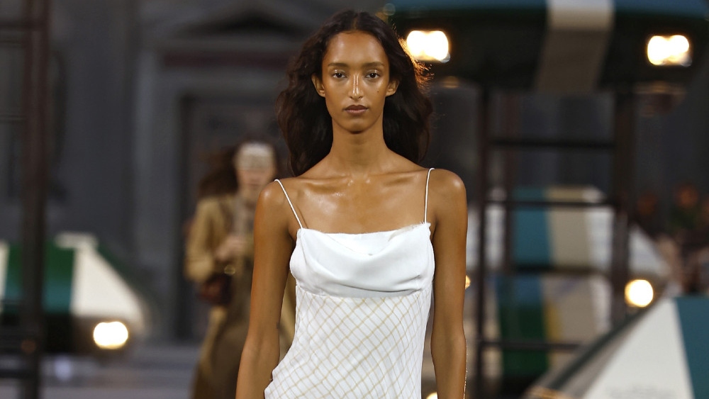 Ghesquiére lleva a Louis Vuitton al futurismo minimal