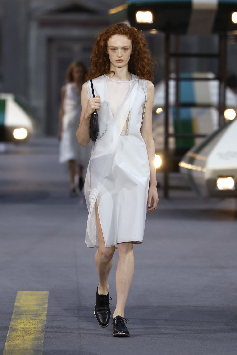 Ghesquiére lleva a Louis Vuitton al futurismo minimal