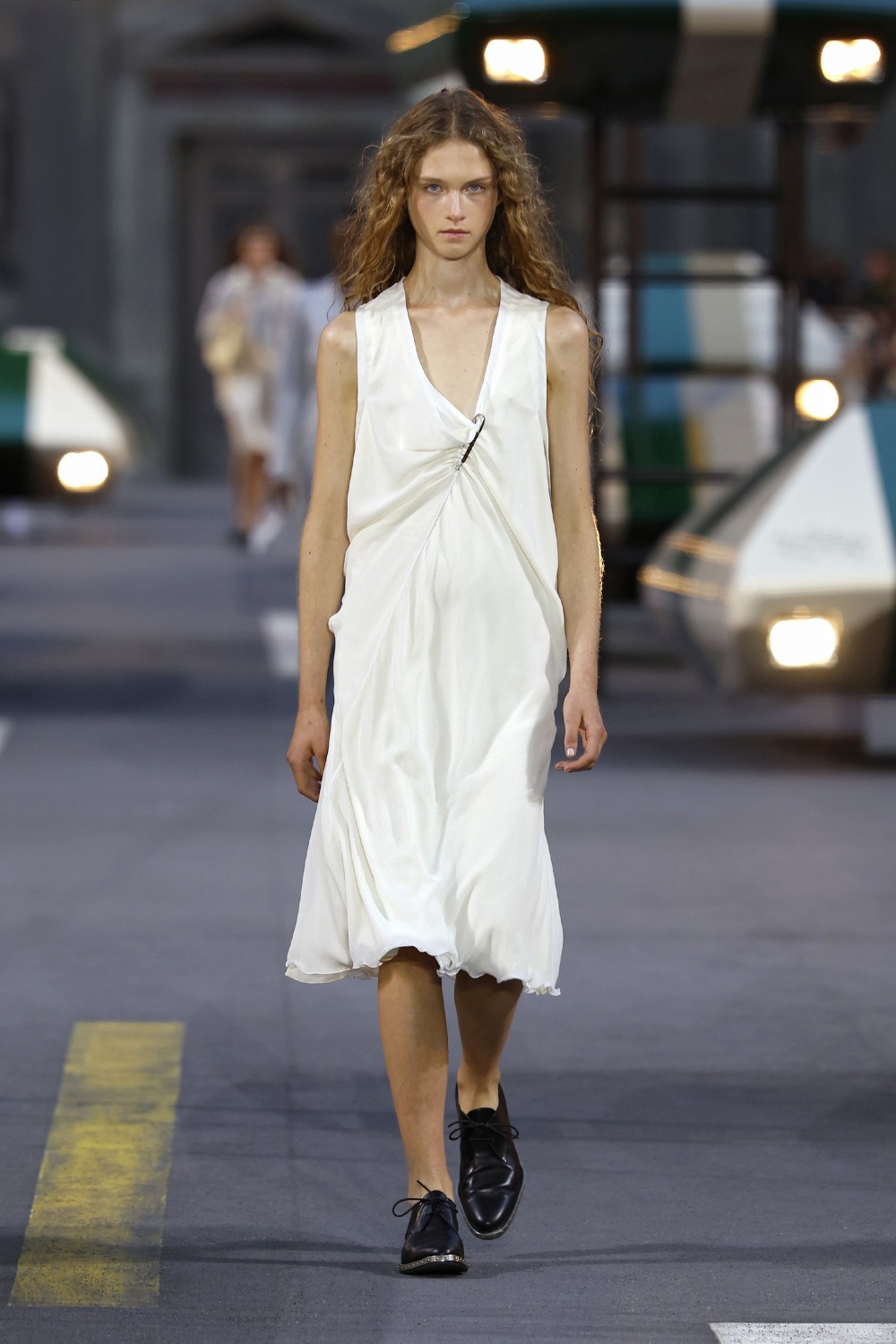 Ghesquiére lleva a Louis Vuitton al futurismo minimal