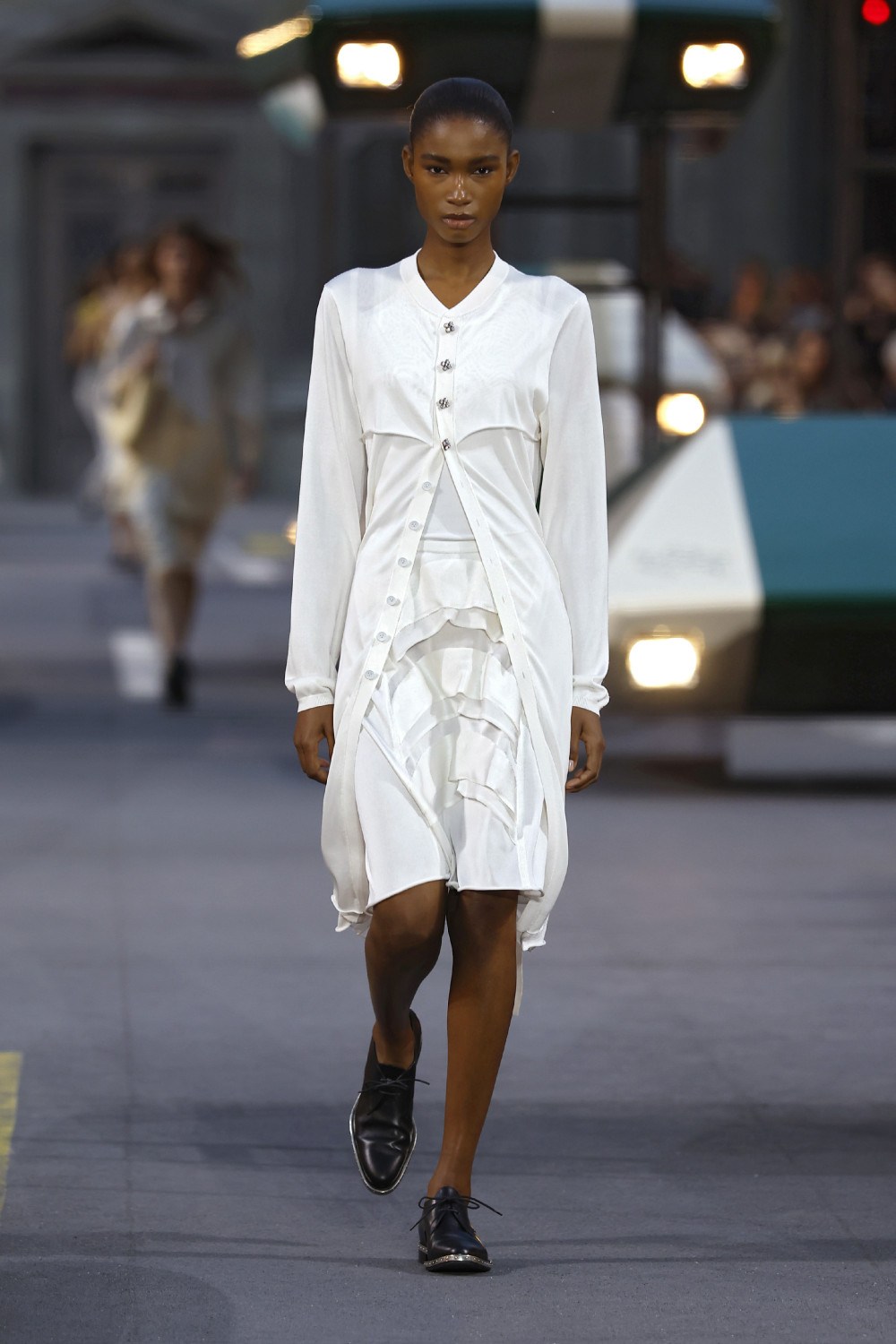 Ghesquiére lleva a Louis Vuitton al futurismo minimal