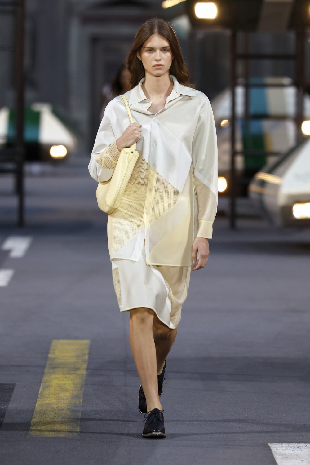 Ghesquiére lleva a Louis Vuitton al futurismo minimal