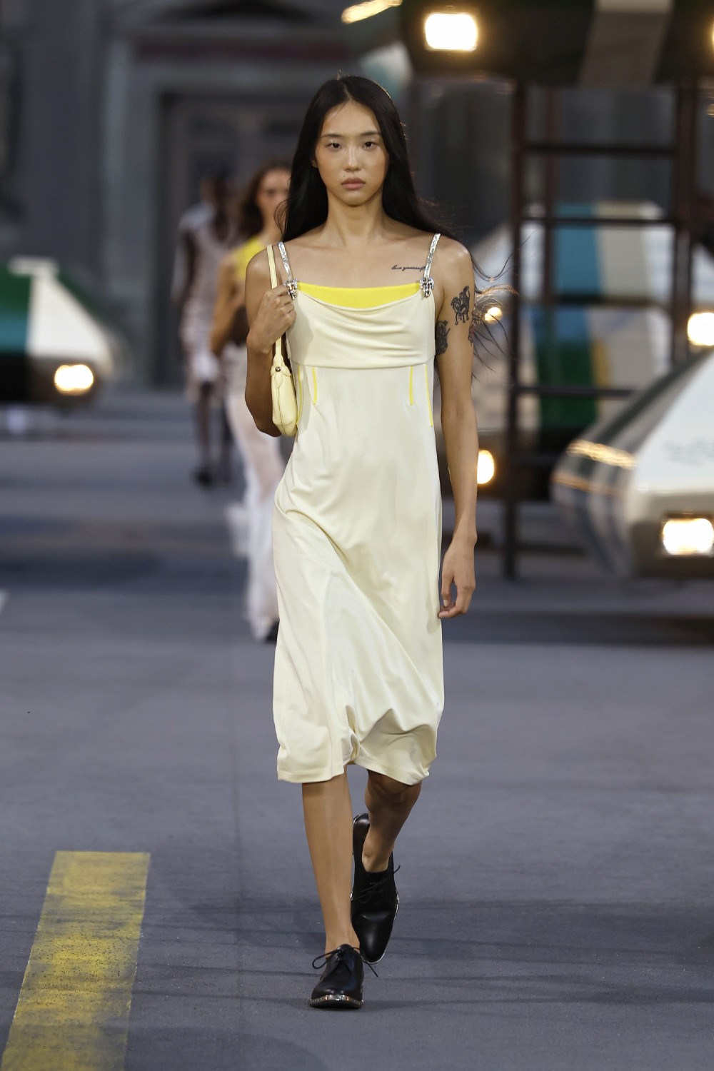 Ghesquiére lleva a Louis Vuitton al futurismo minimal