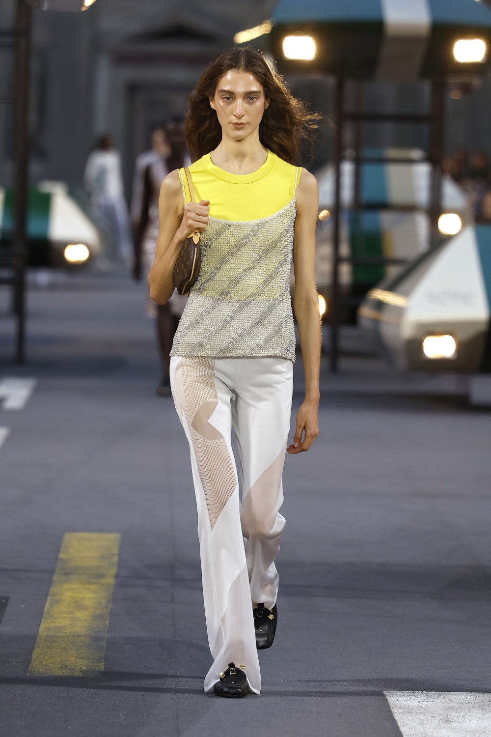 Ghesquiére lleva a Louis Vuitton al futurismo minimal