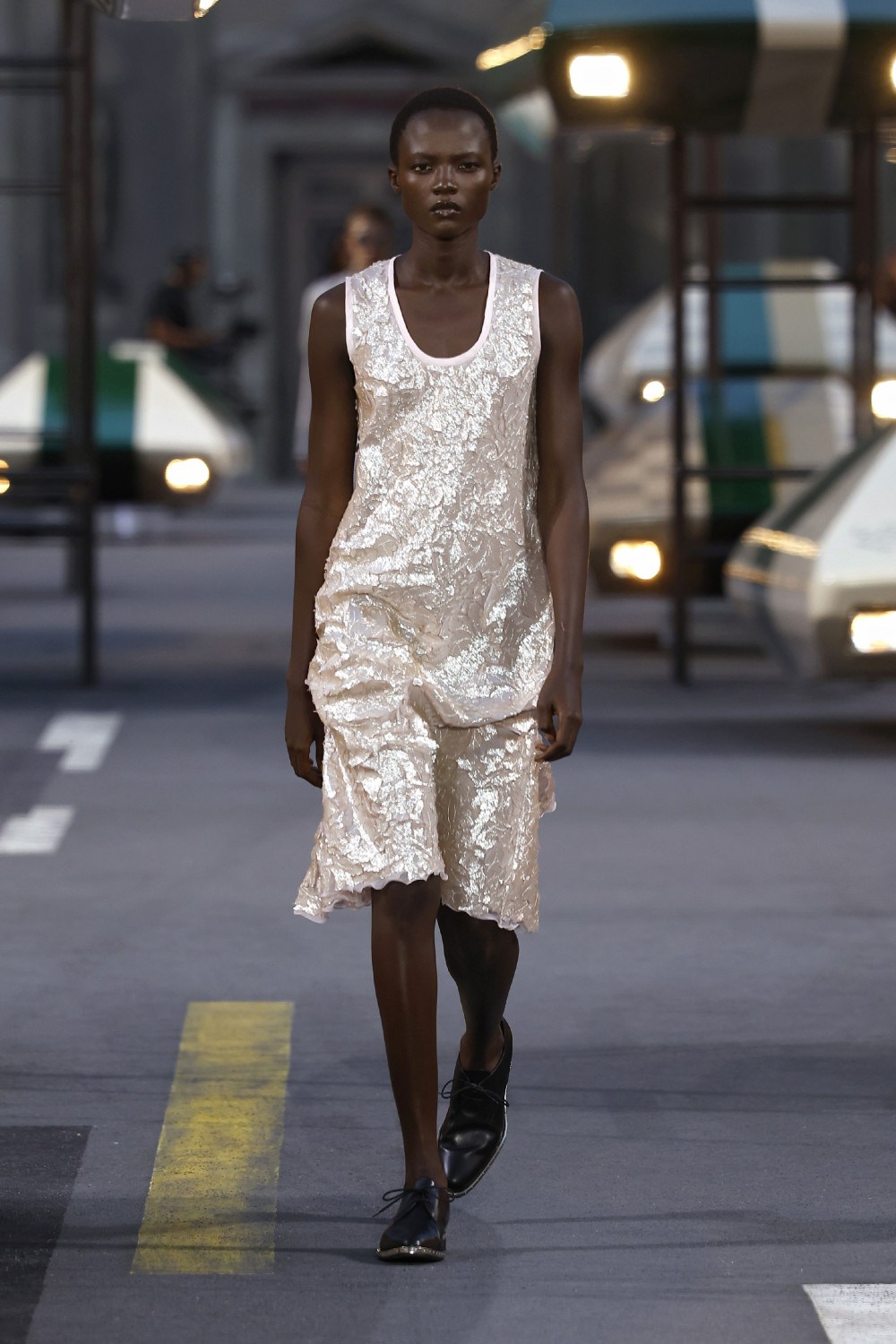Ghesquiére lleva a Louis Vuitton al futurismo minimal