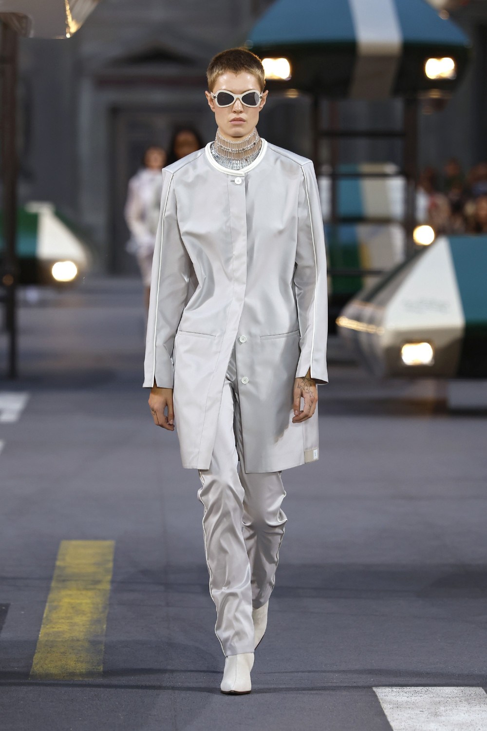 Ghesquiére lleva a Louis Vuitton al futurismo minimal