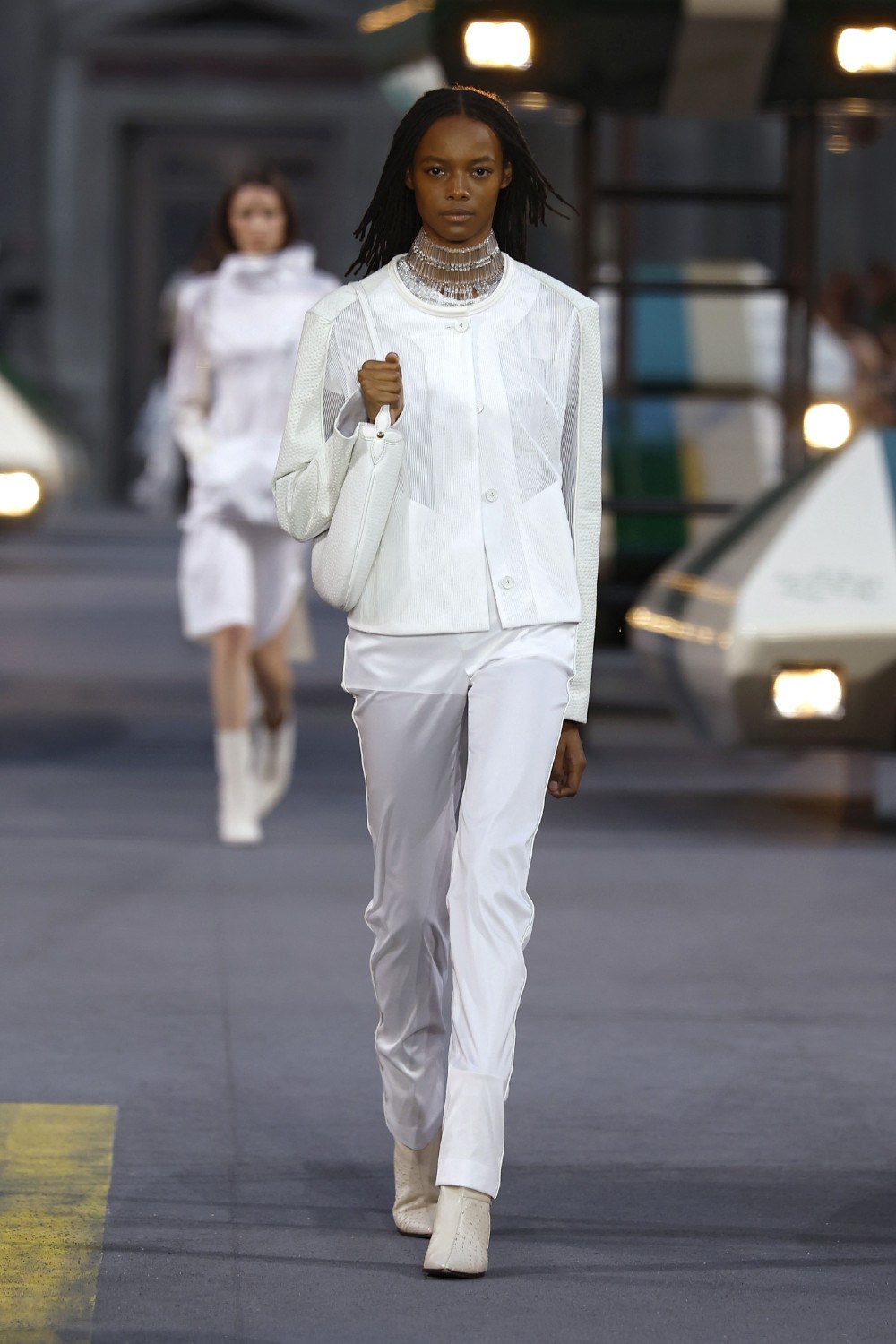 Ghesquiére lleva a Louis Vuitton al futurismo minimal