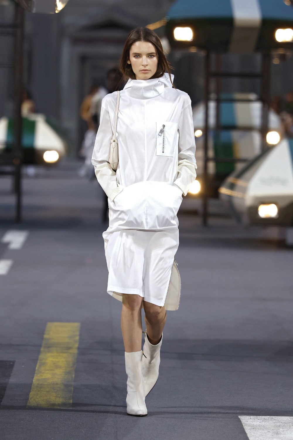 Ghesquiére lleva a Louis Vuitton al futurismo minimal