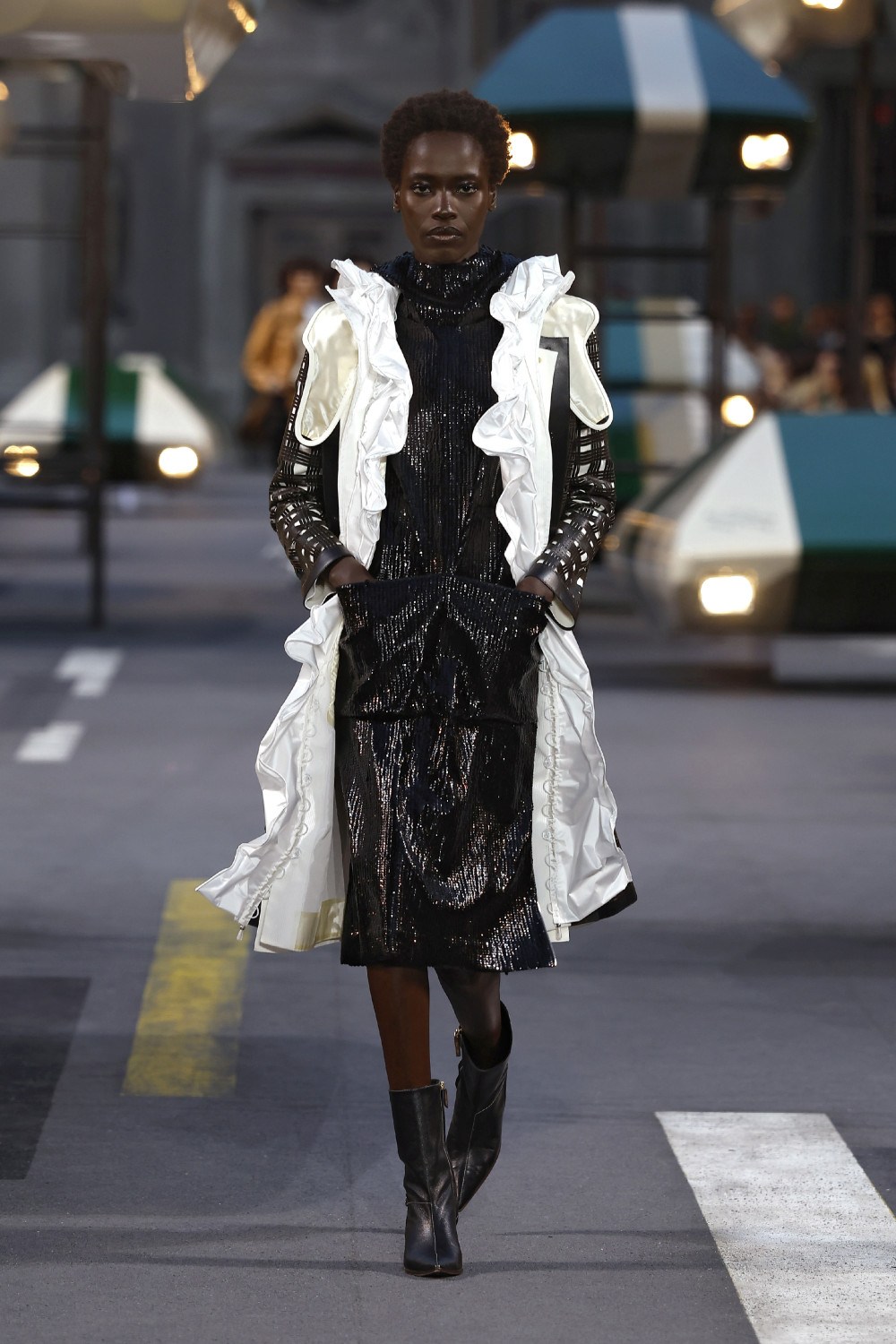 Ghesquiére lleva a Louis Vuitton al futurismo minimal