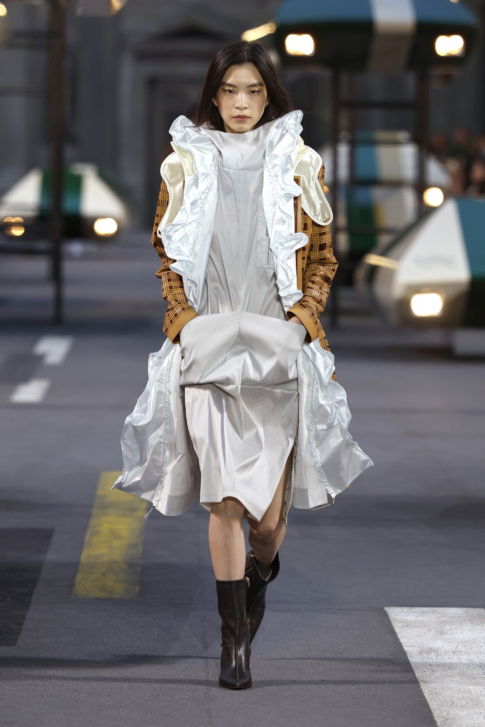 Ghesquiére lleva a Louis Vuitton al futurismo minimal