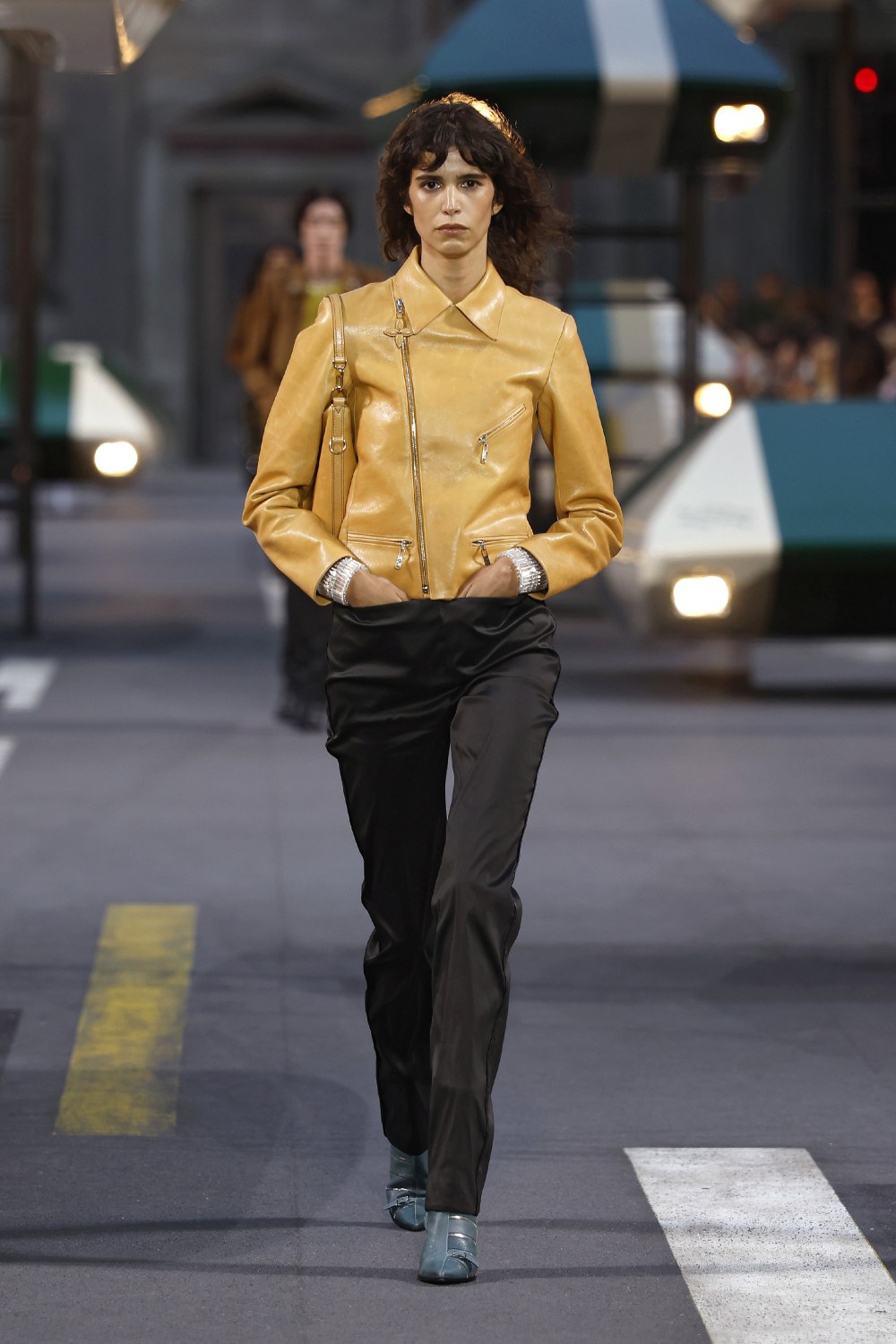 Ghesquiére lleva a Louis Vuitton al futurismo minimal