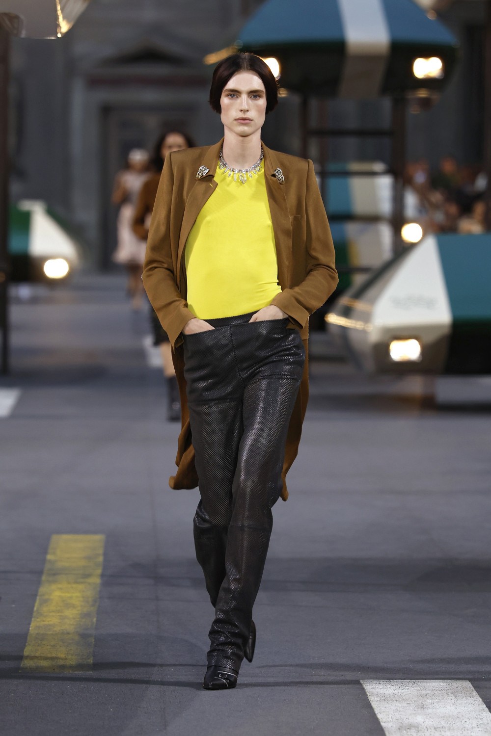 Ghesquiére lleva a Louis Vuitton al futurismo minimal