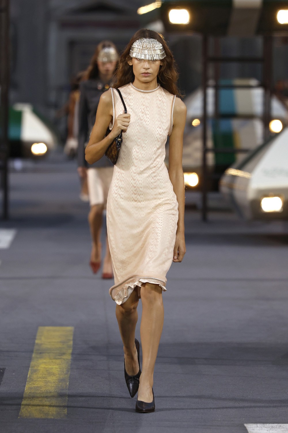 Ghesquiére lleva a Louis Vuitton al futurismo minimal