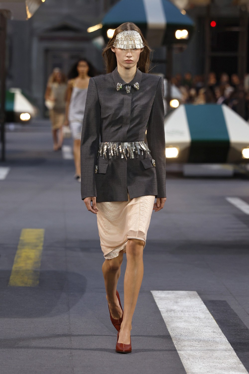 Ghesquiére lleva a Louis Vuitton al futurismo minimal