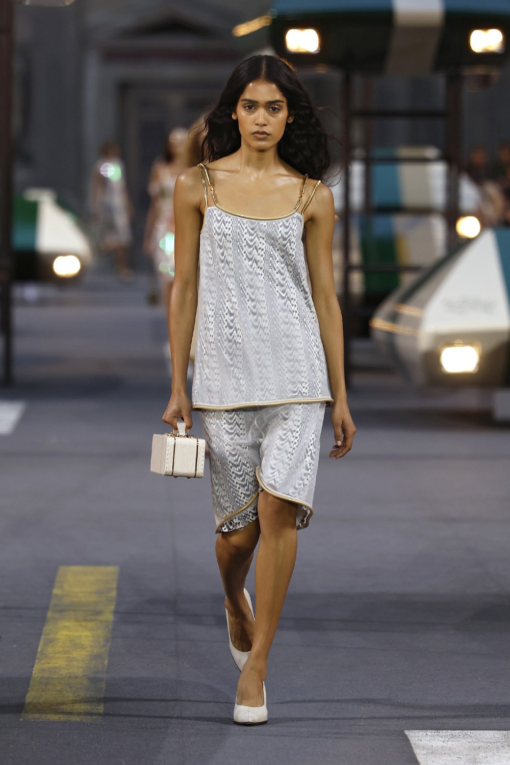 Ghesquiére lleva a Louis Vuitton al futurismo minimal