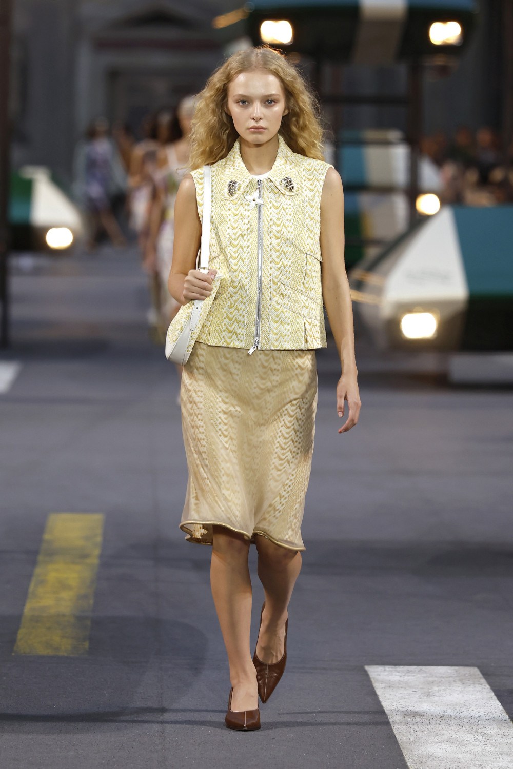 Ghesquiére lleva a Louis Vuitton al futurismo minimal