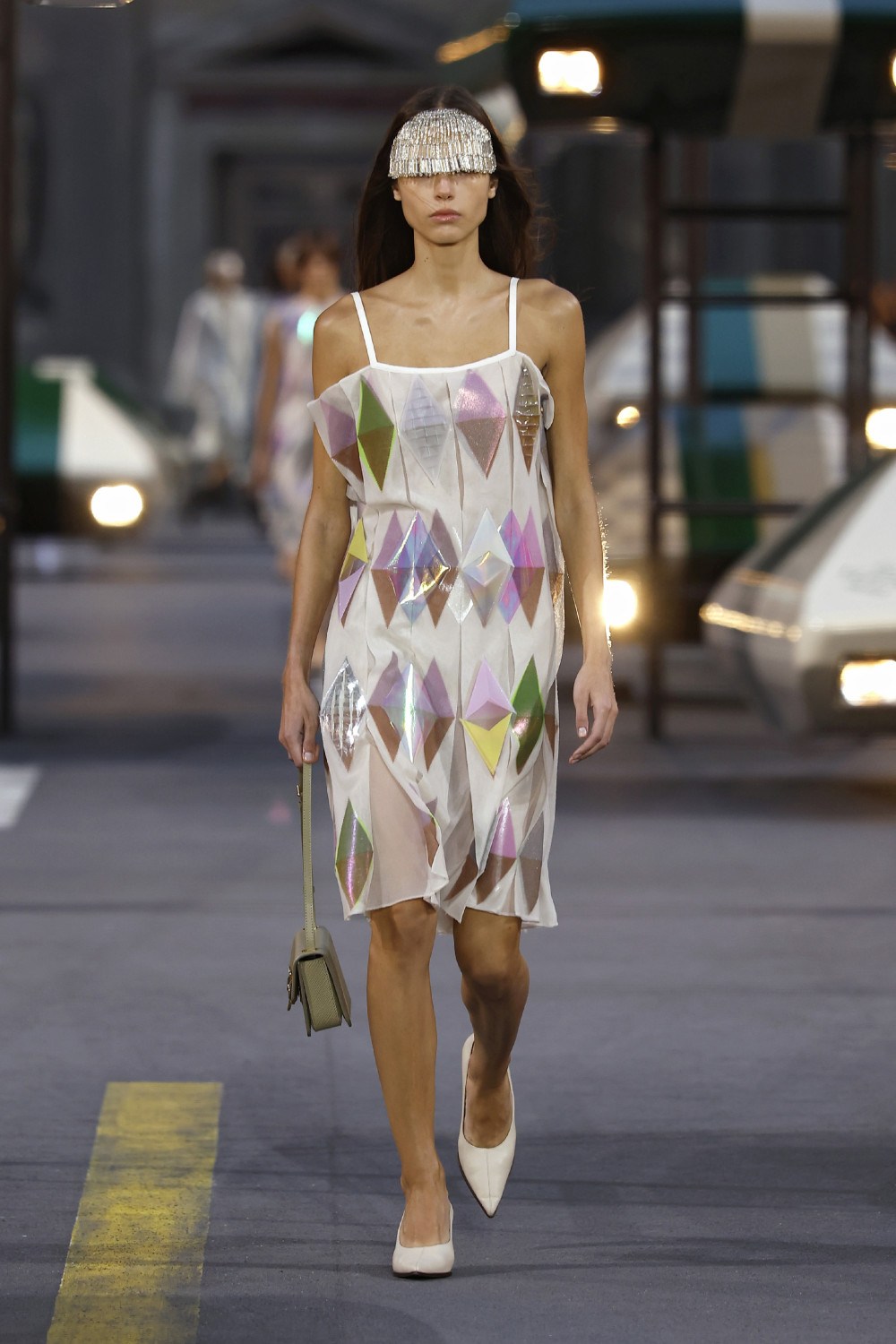 Ghesquiére lleva a Louis Vuitton al futurismo minimal