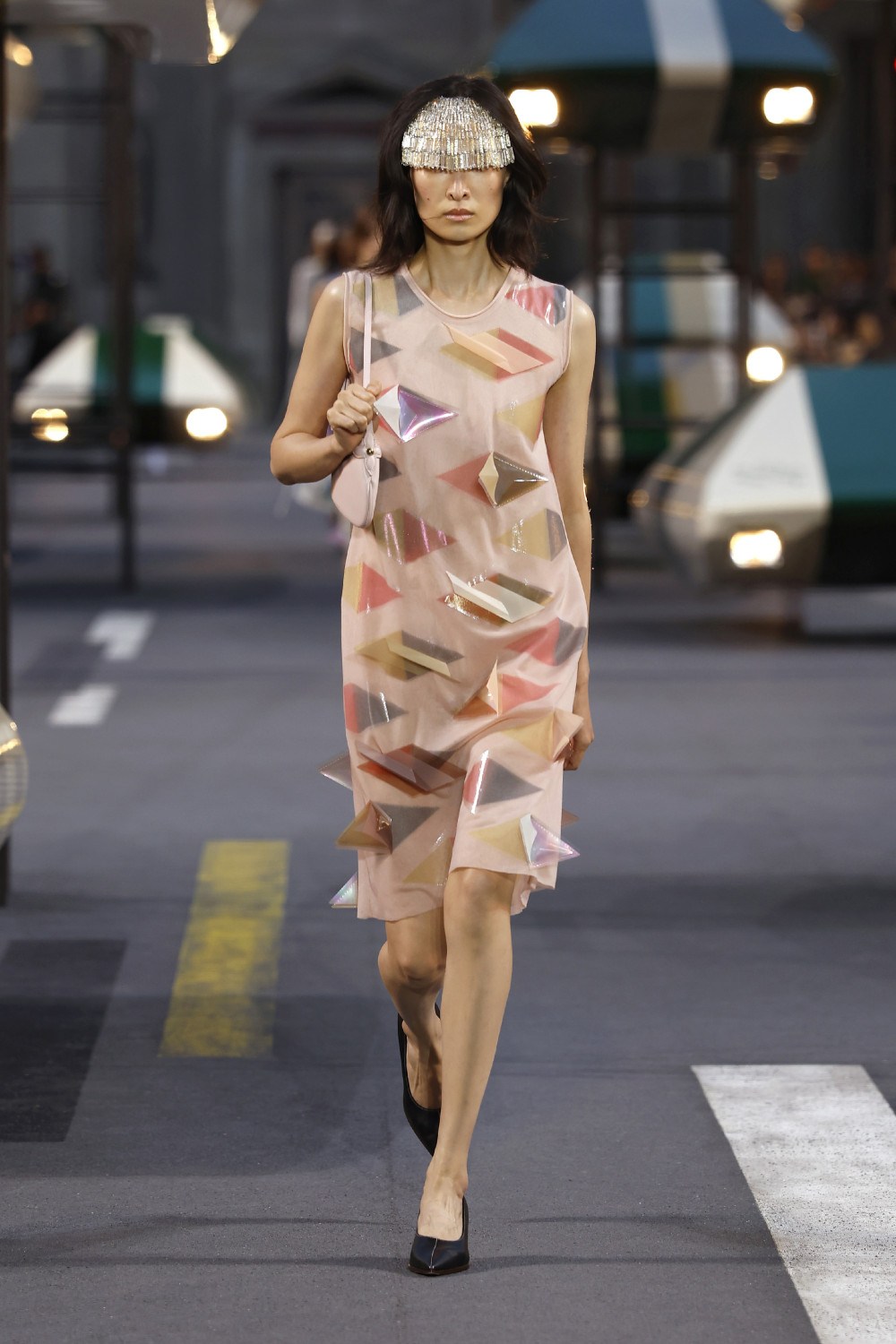 Ghesquiére lleva a Louis Vuitton al futurismo minimal