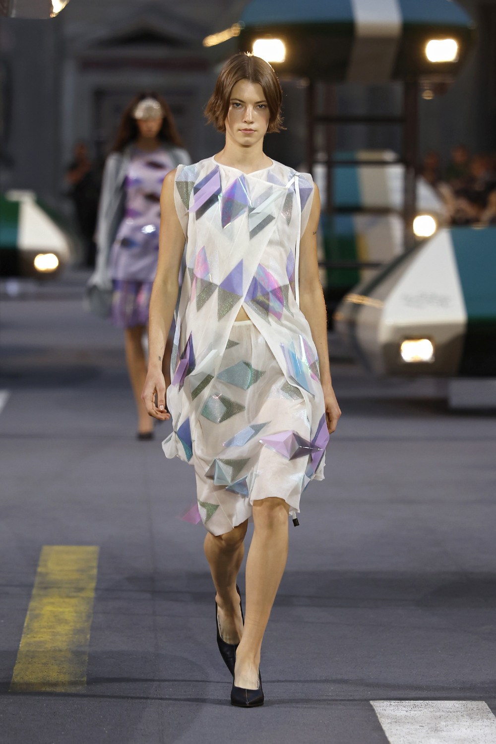 Ghesquiére lleva a Louis Vuitton al futurismo minimal