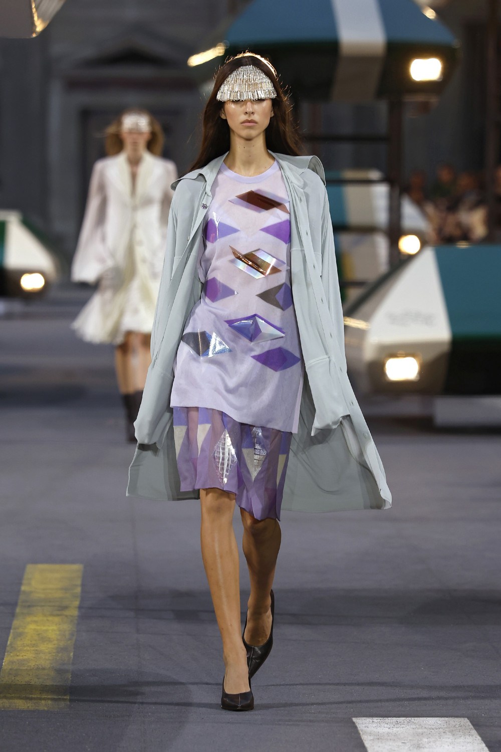 Ghesquiére lleva a Louis Vuitton al futurismo minimal
