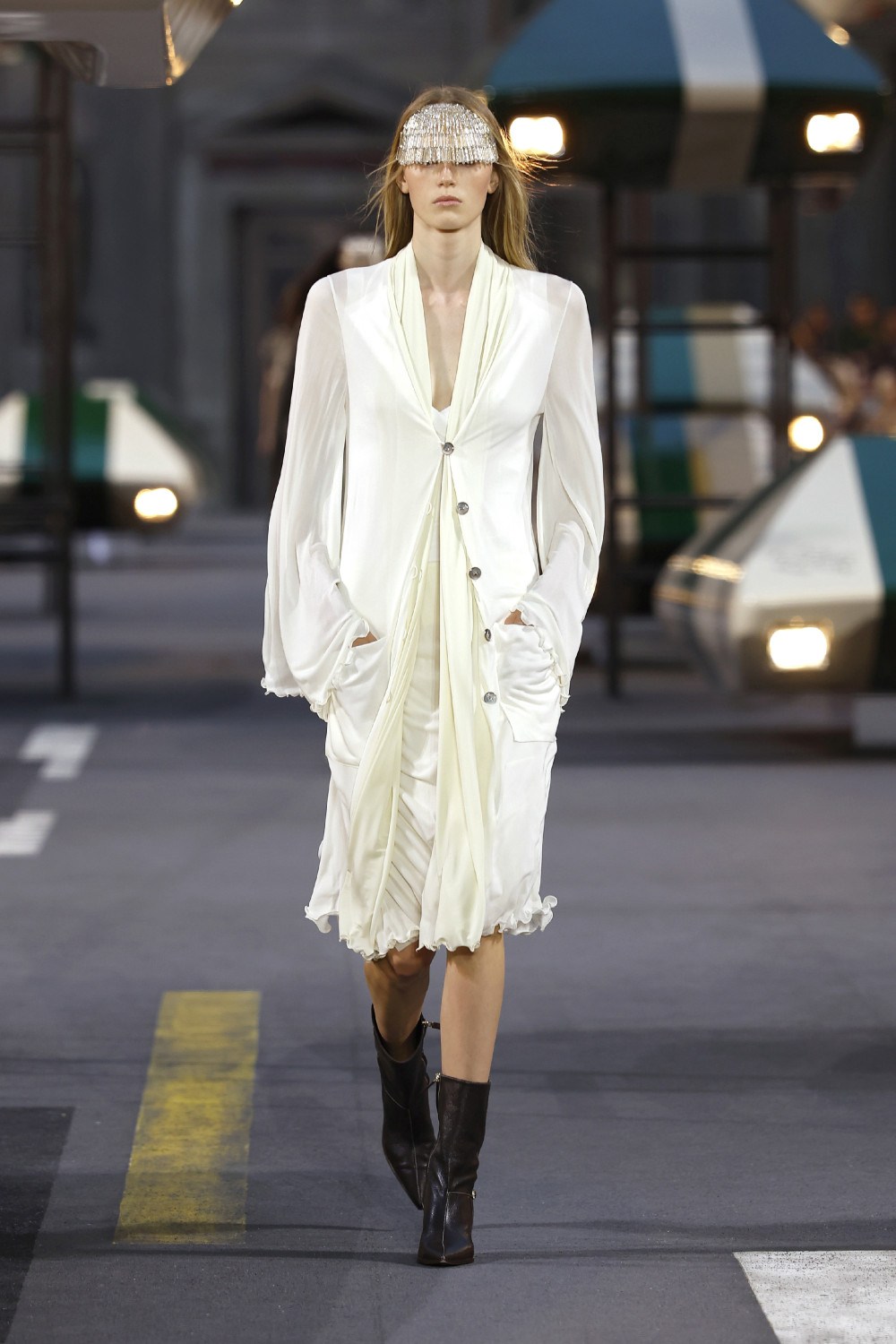 Ghesquiére lleva a Louis Vuitton al futurismo minimal