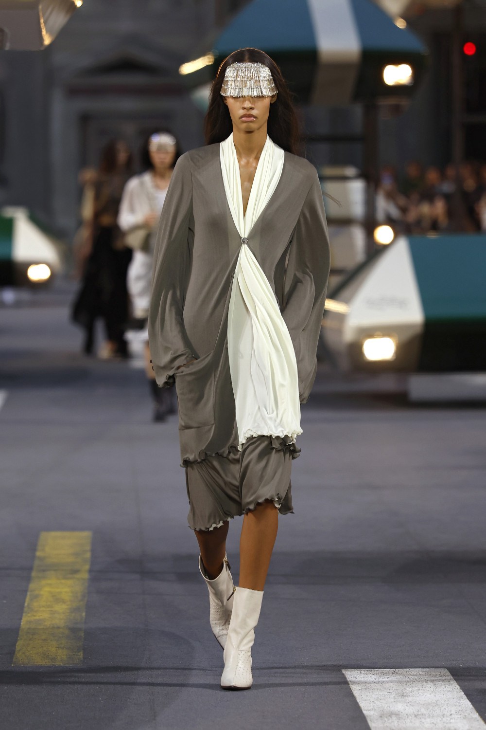 Ghesquiére lleva a Louis Vuitton al futurismo minimal