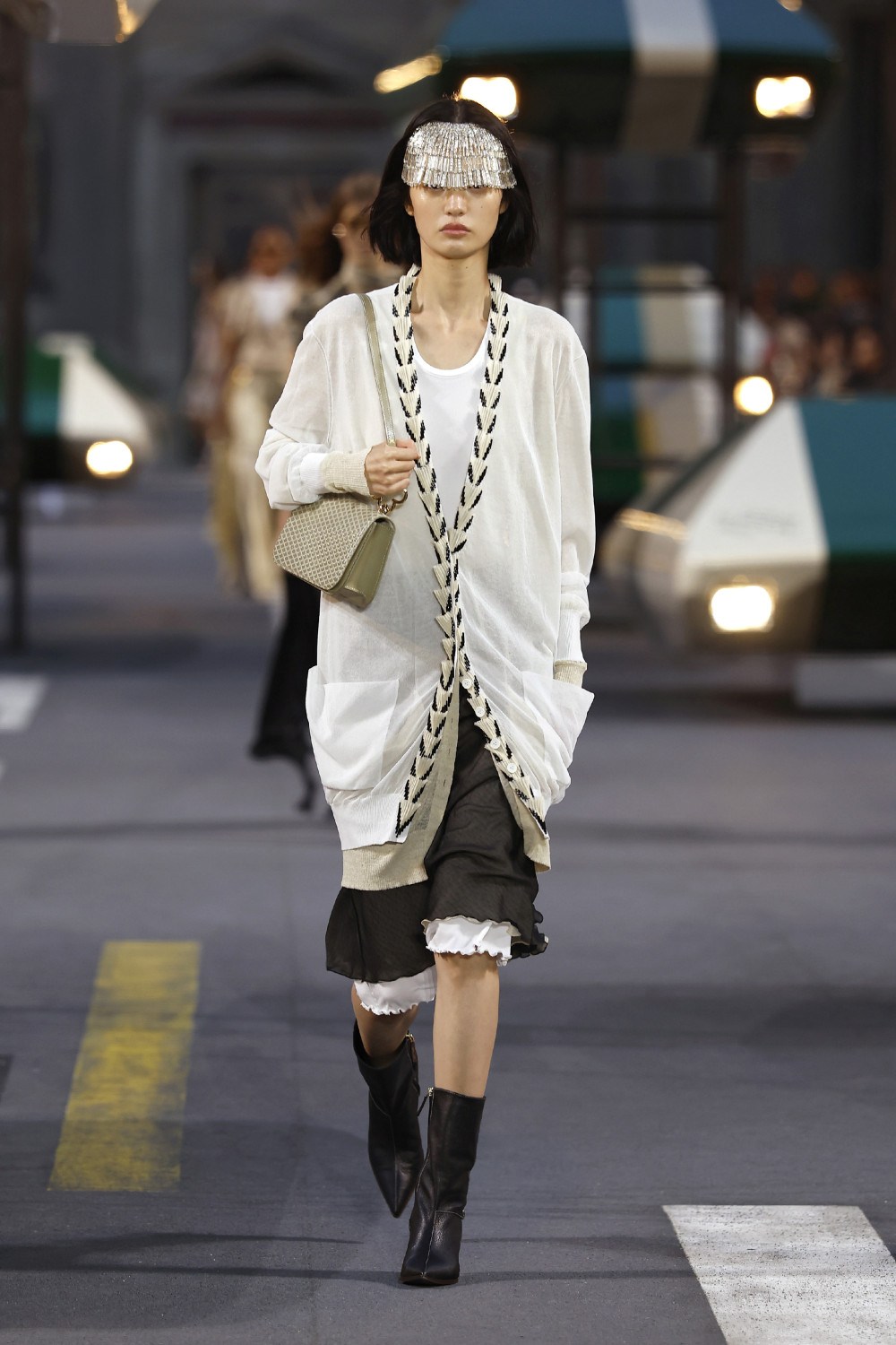Ghesquiére lleva a Louis Vuitton al futurismo minimal