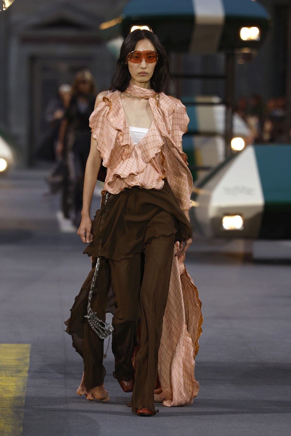 Ghesquiére lleva a Louis Vuitton al futurismo minimal