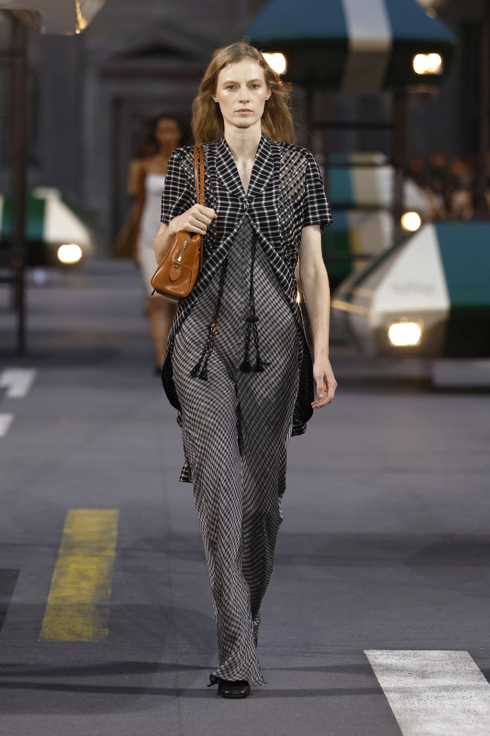 Ghesquiére lleva a Louis Vuitton al futurismo minimal