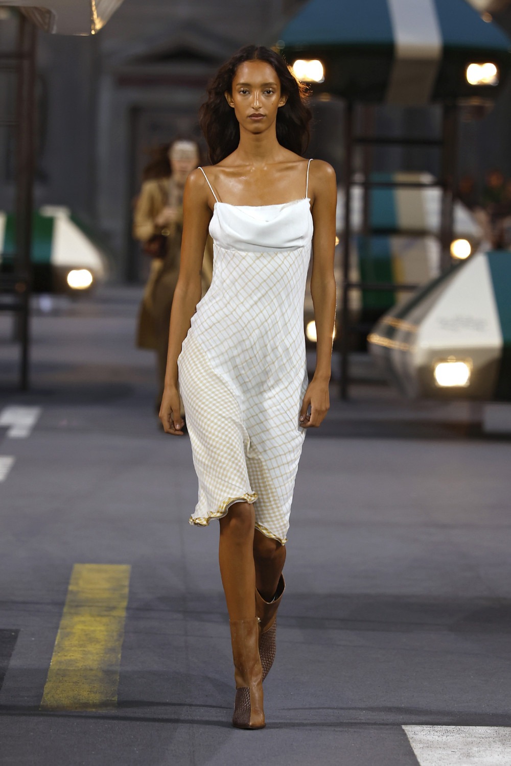 Ghesquiére lleva a Louis Vuitton al futurismo minimal