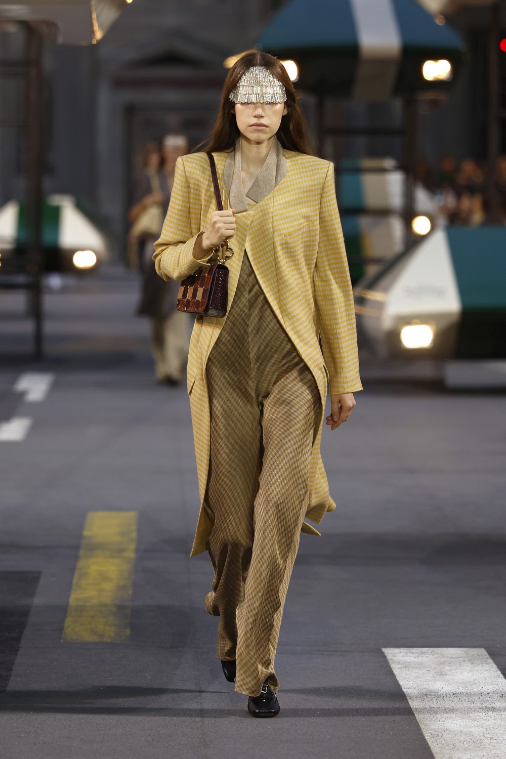 Ghesquiére lleva a Louis Vuitton al futurismo minimal