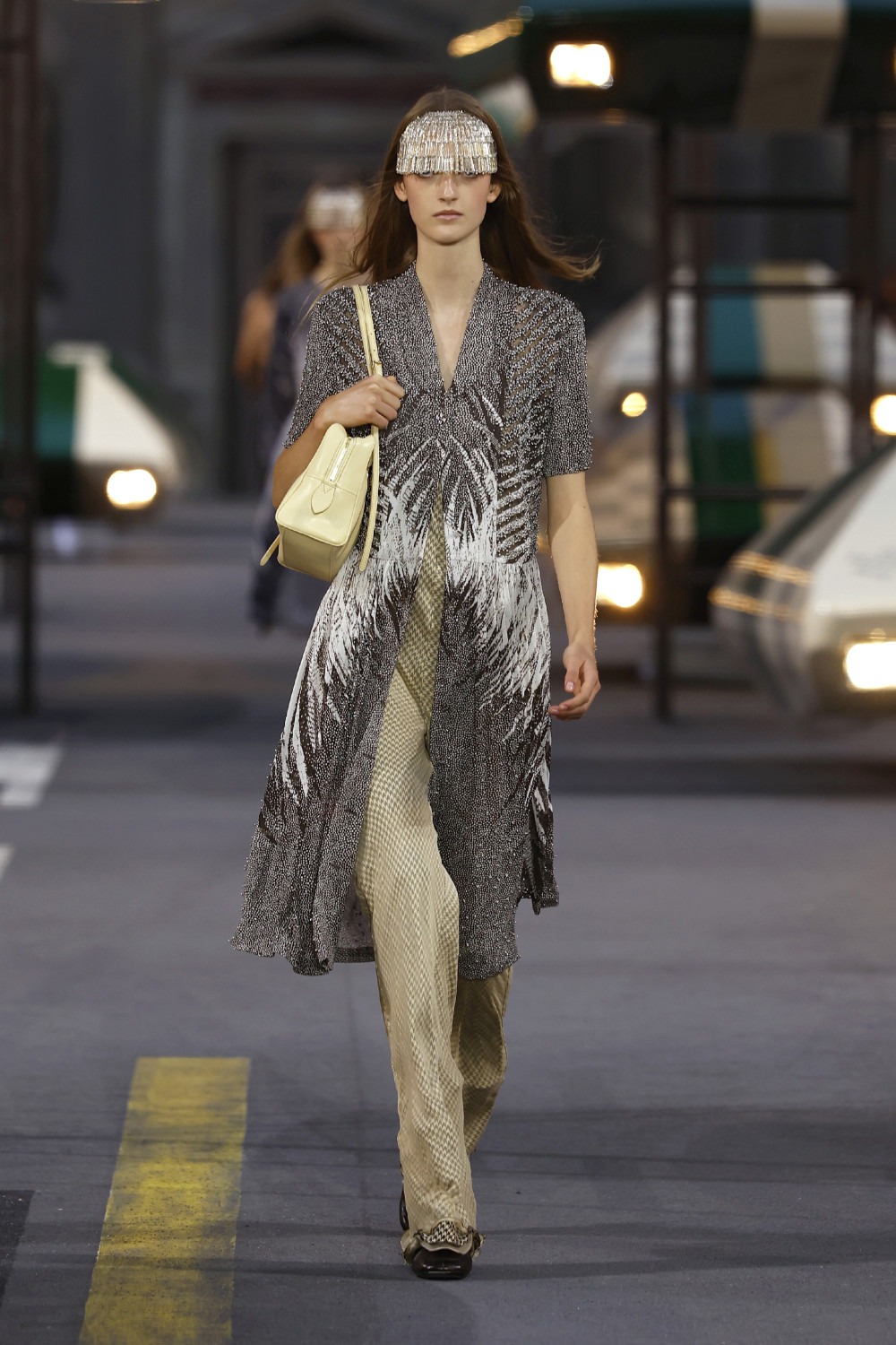 Ghesquiére lleva a Louis Vuitton al futurismo minimal