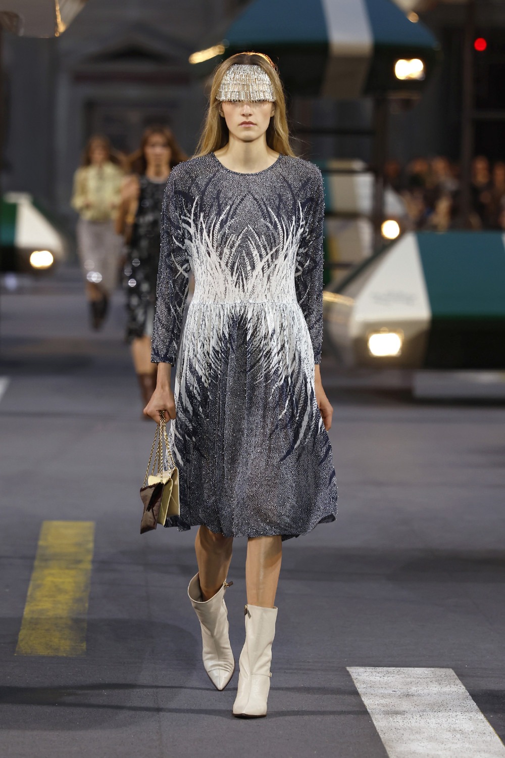 Ghesquiére lleva a Louis Vuitton al futurismo minimal