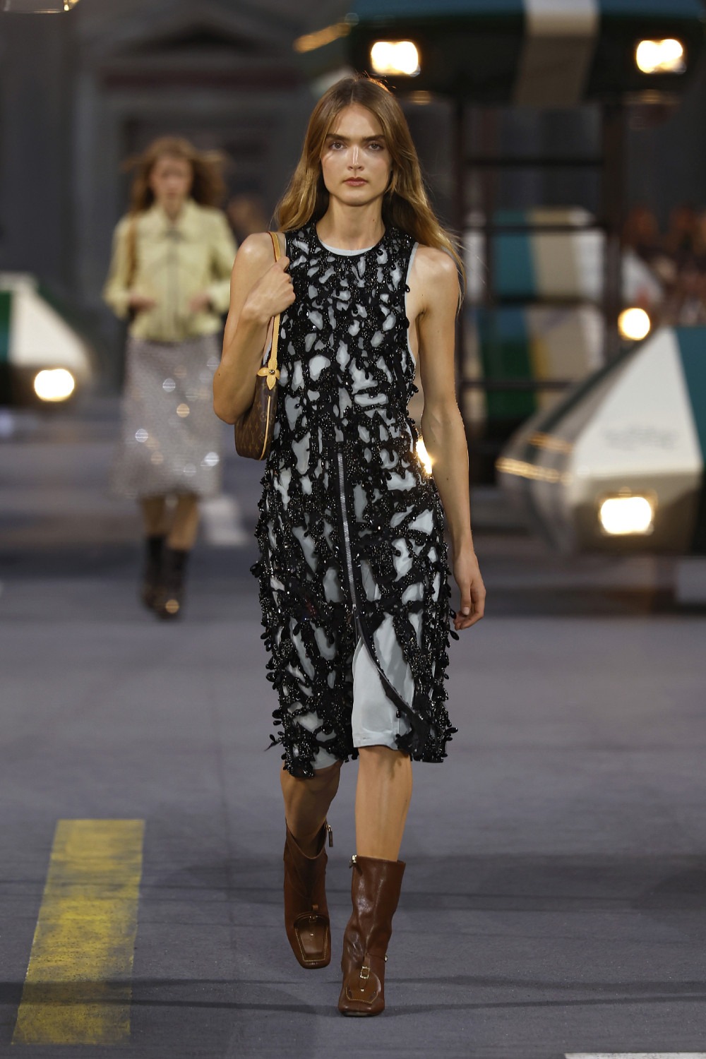 Ghesquiére lleva a Louis Vuitton al futurismo minimal